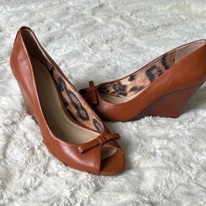 BCBG Generation “Natalia” Wood Wedge Heel peep-toe classic woman’s Size 7